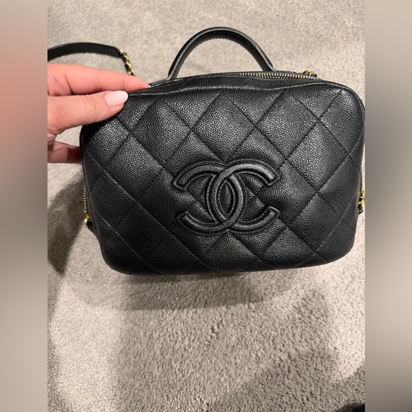 CHANEL Black Quilted Crossbody Bag with Gold Chain - Picture 4 of 5